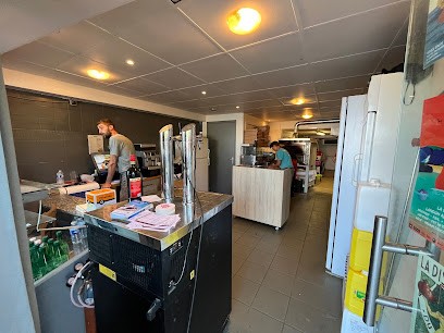 Holy, Sandwicherie au Palais